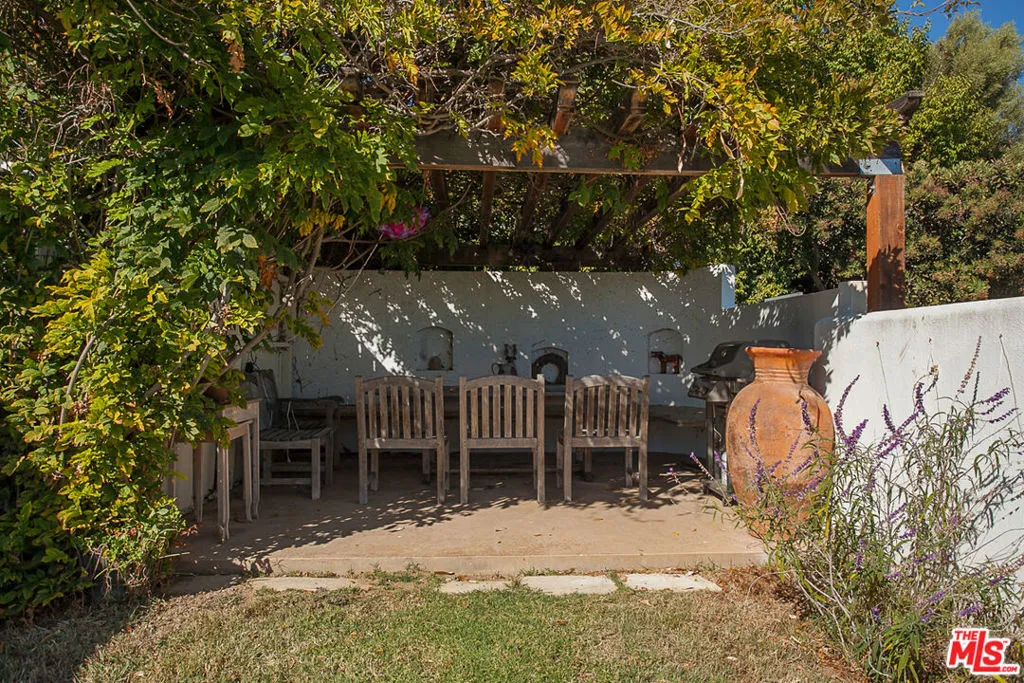 Pacific Palisades, California 90272, United States, 3 Bedrooms Bedrooms, ,3 BathroomsBathrooms,Residential,Active,86302