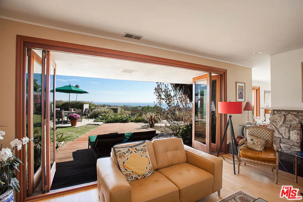 Pacific Palisades, California 90272, United States, 3 Bedrooms Bedrooms, ,3 BathroomsBathrooms,Residential,Active,86302