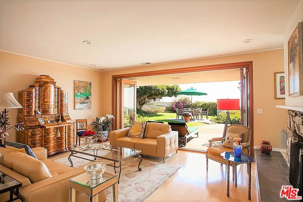 Pacific Palisades, California 90272, United States, 3 Bedrooms Bedrooms, ,3 BathroomsBathrooms,Residential,Active,86302