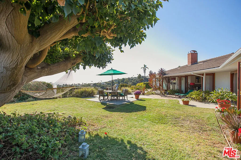 Pacific Palisades, California 90272, United States, 3 Bedrooms Bedrooms, ,3 BathroomsBathrooms,Residential,Active,86302