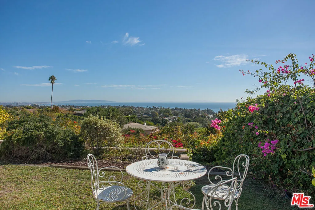 Pacific Palisades, California 90272, United States, 3 Bedrooms Bedrooms, ,3 BathroomsBathrooms,Residential,Active,86302