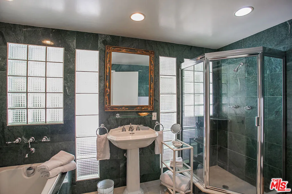 Pacific Palisades, California 90272, United States, 3 Bedrooms Bedrooms, ,3 BathroomsBathrooms,Residential,Active,86302