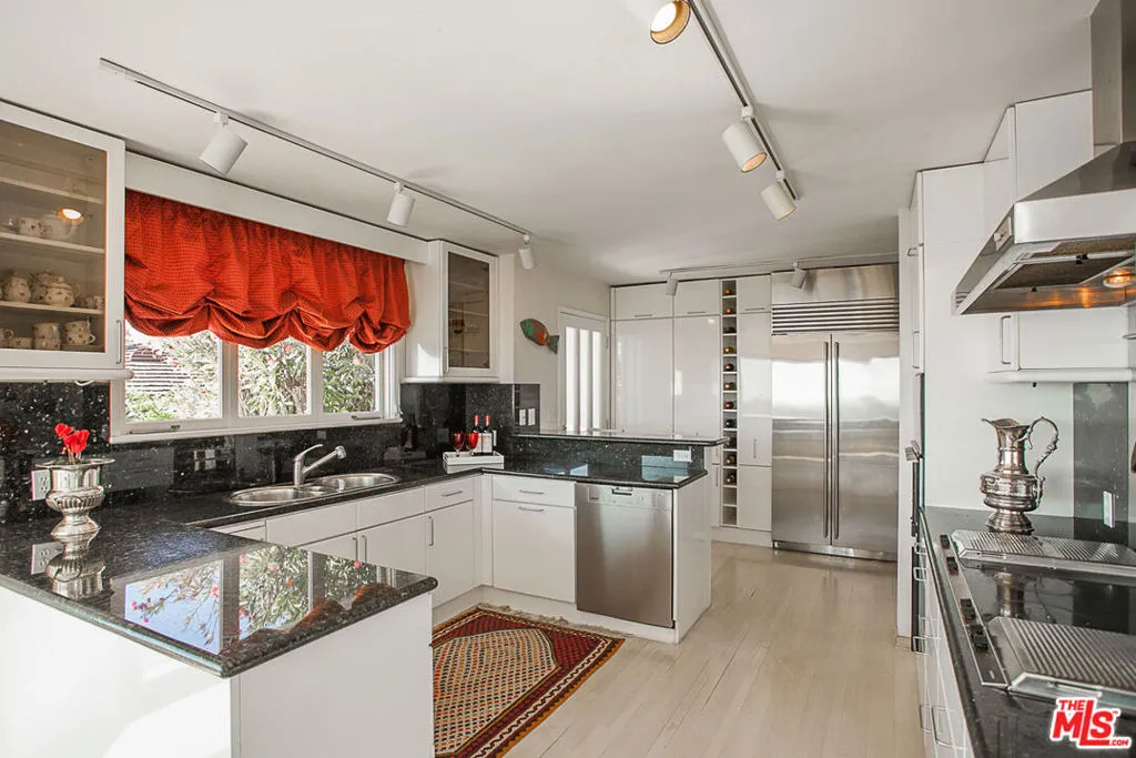 Pacific Palisades, California 90272, United States, 3 Bedrooms Bedrooms, ,3 BathroomsBathrooms,Residential,Active,86302