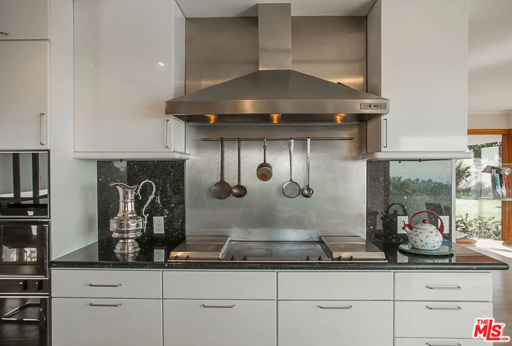 Pacific Palisades, California 90272, United States, 3 Bedrooms Bedrooms, ,3 BathroomsBathrooms,Residential,Active,86302