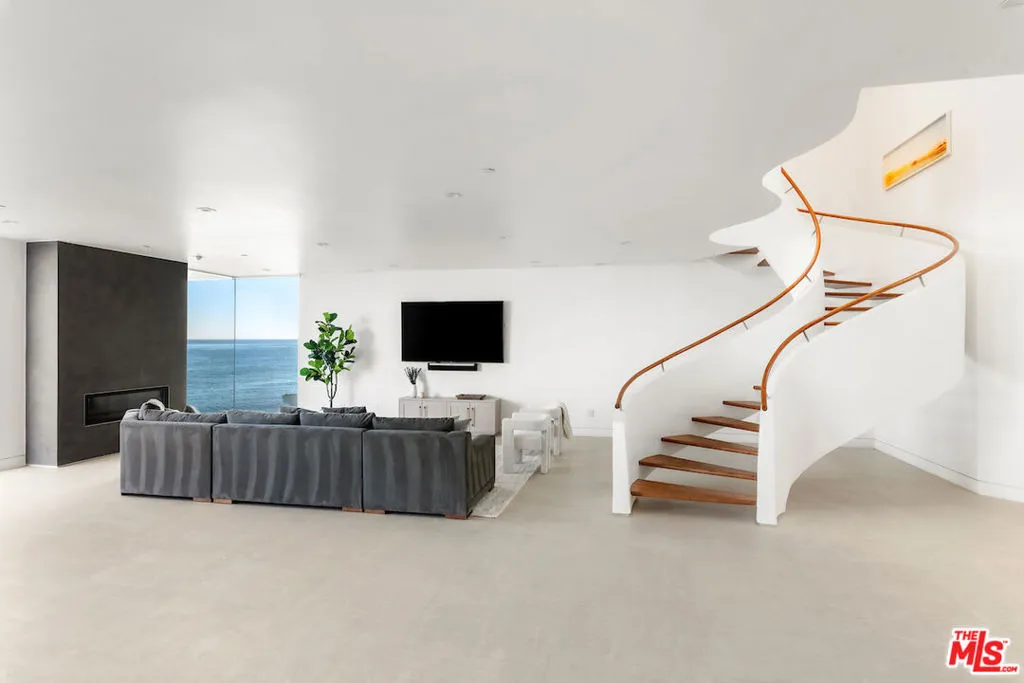 Malibu, California 90265, United States, 5 Bedrooms Bedrooms, ,5 BathroomsBathrooms,Residential,Active,89057