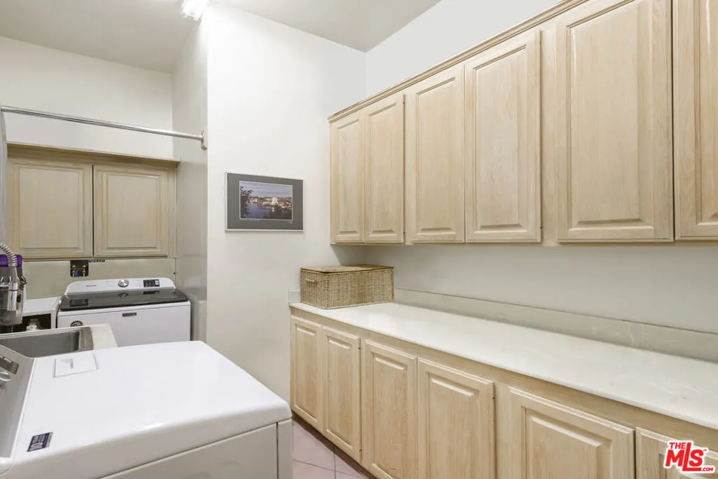 Encino, California 91316, United States, 7 Bedrooms Bedrooms, ,6 BathroomsBathrooms,Residential,Pending,6328