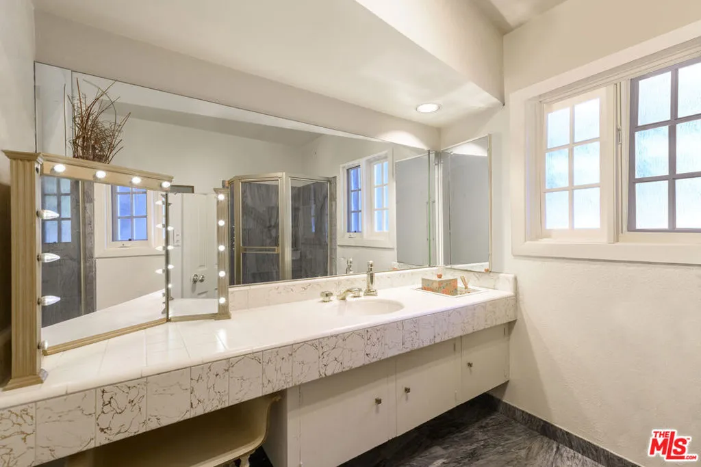 Encino, California 91316, United States, 7 Bedrooms Bedrooms, ,6 BathroomsBathrooms,Residential,Pending,6328