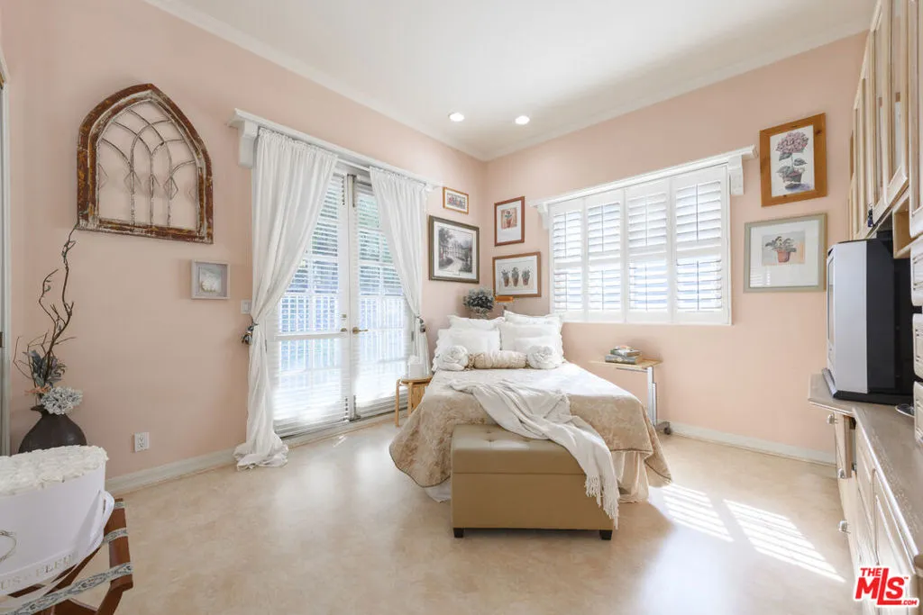 Encino, California 91316, United States, 7 Bedrooms Bedrooms, ,6 BathroomsBathrooms,Residential,Pending,6328