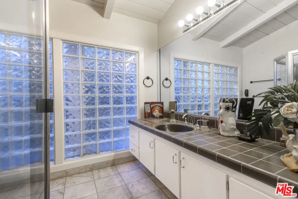 Encino, California 91316, United States, 7 Bedrooms Bedrooms, ,6 BathroomsBathrooms,Residential,Pending,6328