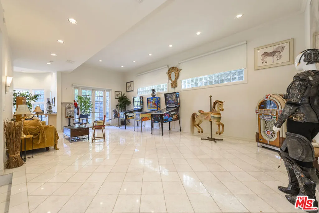 Encino, California 91316, United States, 7 Bedrooms Bedrooms, ,6 BathroomsBathrooms,Residential,Pending,6328