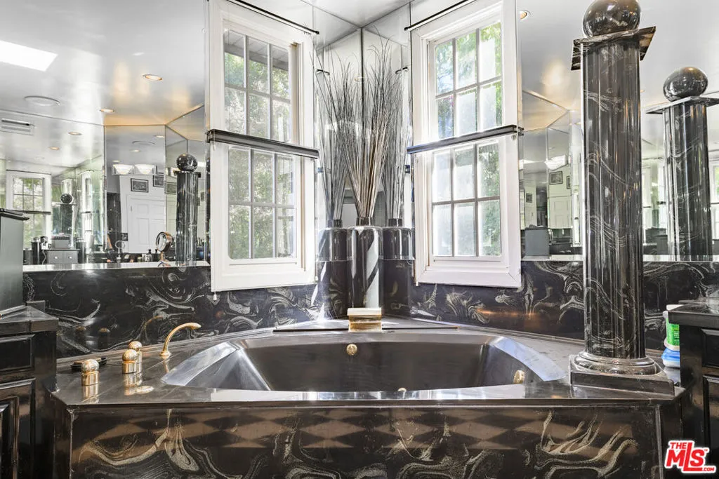 Encino, California 91316, United States, 7 Bedrooms Bedrooms, ,6 BathroomsBathrooms,Residential,Pending,6328