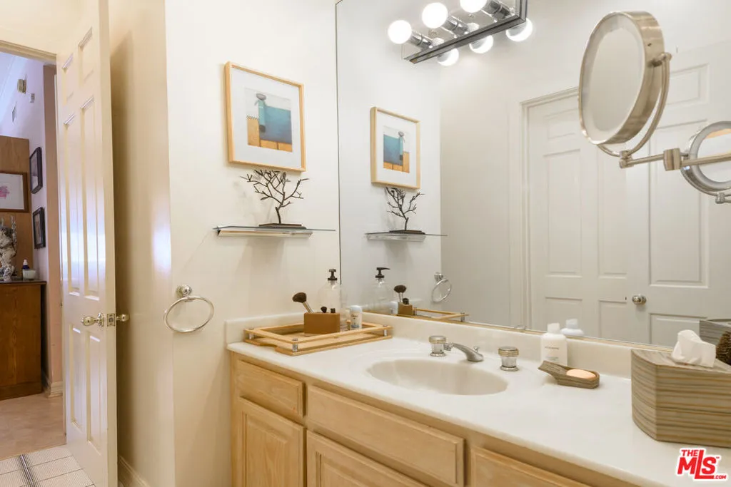 Encino, California 91316, United States, 7 Bedrooms Bedrooms, ,6 BathroomsBathrooms,Residential,Pending,6328