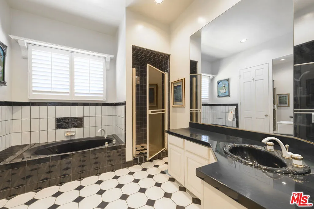 Encino, California 91316, United States, 7 Bedrooms Bedrooms, ,6 BathroomsBathrooms,Residential,Pending,6328