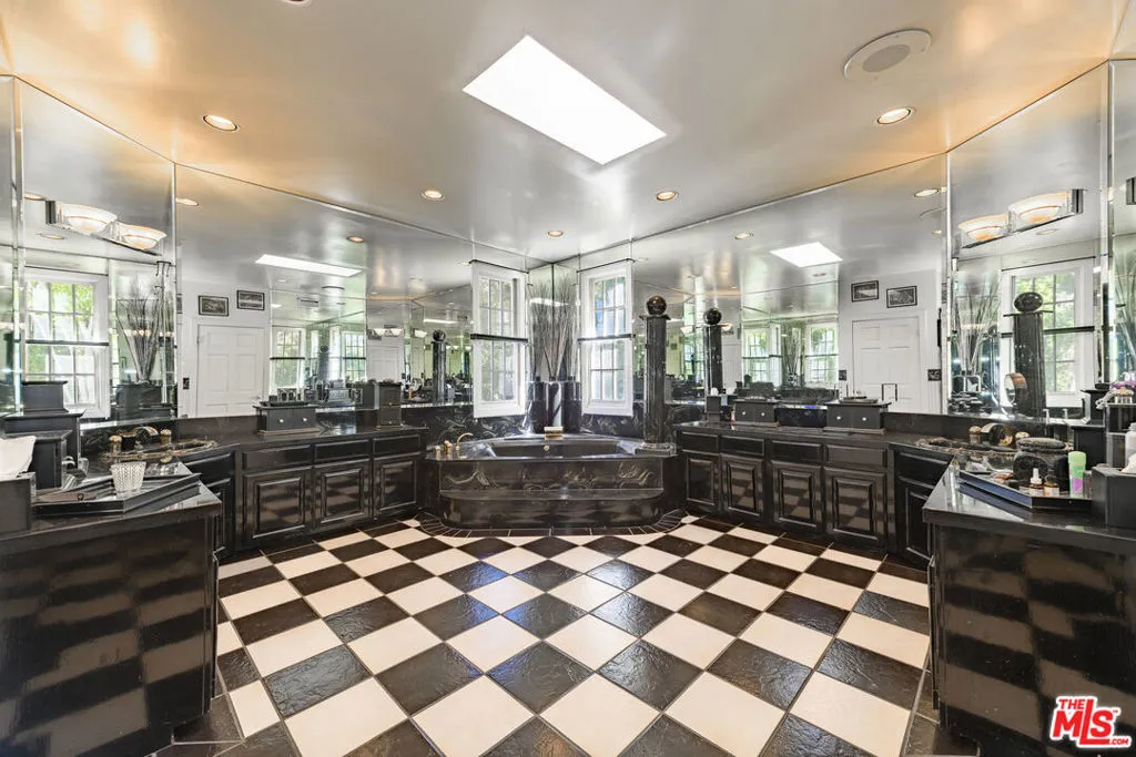 Encino, California 91316, United States, 7 Bedrooms Bedrooms, ,6 BathroomsBathrooms,Residential,Pending,6328