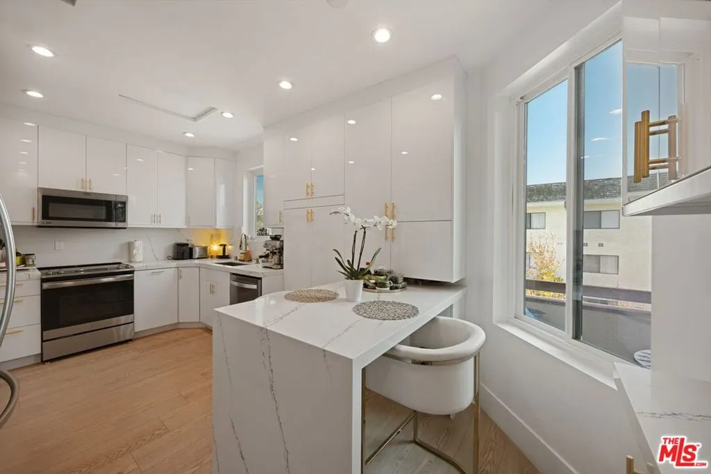 Los Angeles, California 90024, United States, 2 Bedrooms Bedrooms, ,3 BathroomsBathrooms,Residential,Active,120349