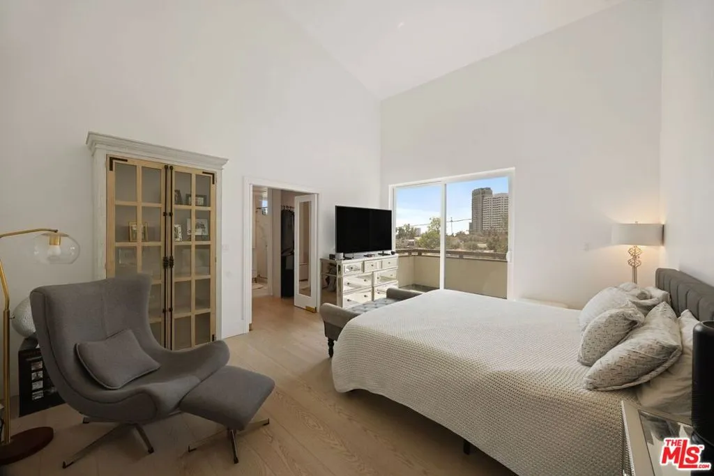 Los Angeles, California 90024, United States, 2 Bedrooms Bedrooms, ,3 BathroomsBathrooms,Residential,Active,120349