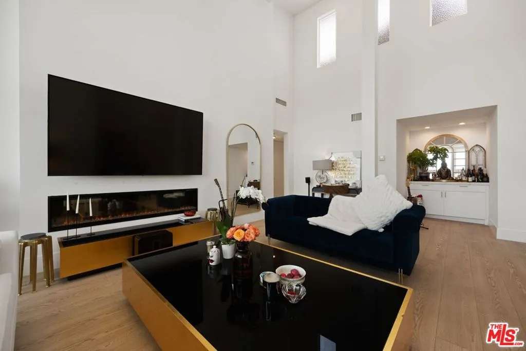 Los Angeles, California 90024, United States, 2 Bedrooms Bedrooms, ,3 BathroomsBathrooms,Residential,Active,120349