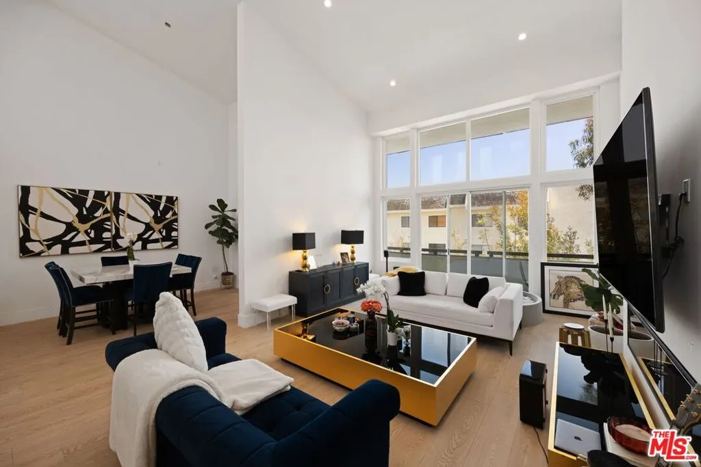 Los Angeles, California 90024, United States, 2 Bedrooms Bedrooms, ,3 BathroomsBathrooms,Residential,Active,120349