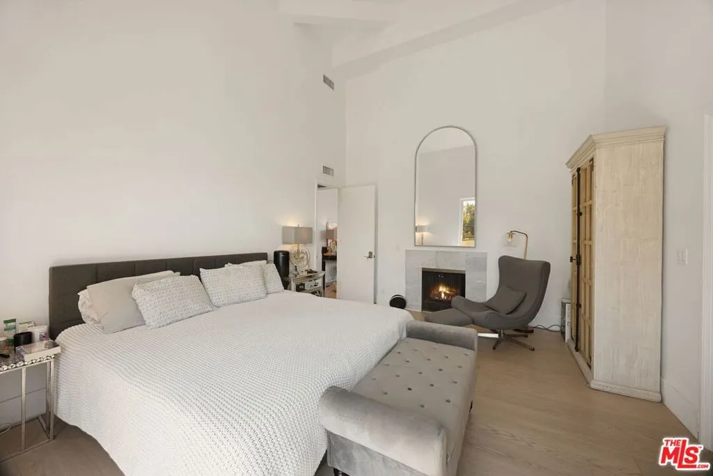 Los Angeles, California 90024, United States, 2 Bedrooms Bedrooms, ,3 BathroomsBathrooms,Residential,Active,120349