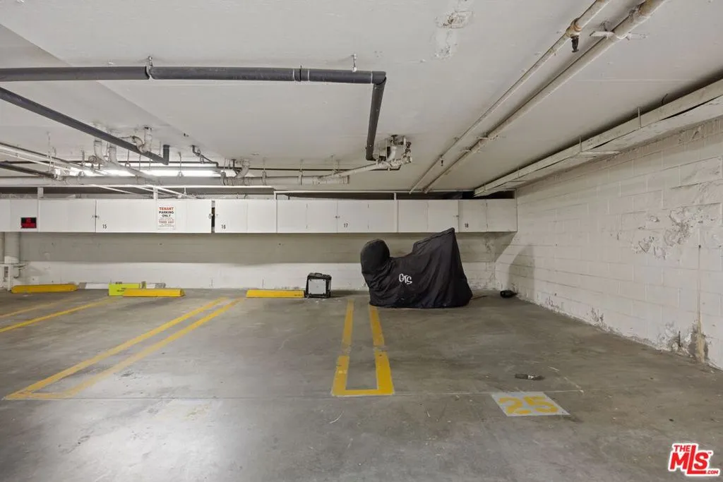 Los Angeles, California 90024, United States, 2 Bedrooms Bedrooms, ,3 BathroomsBathrooms,Residential,Active,120349