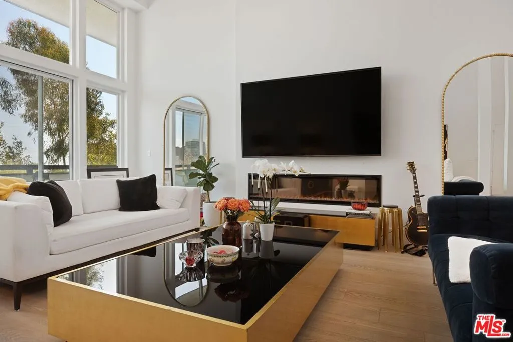 Los Angeles, California 90024, United States, 2 Bedrooms Bedrooms, ,3 BathroomsBathrooms,Residential,Active,120349