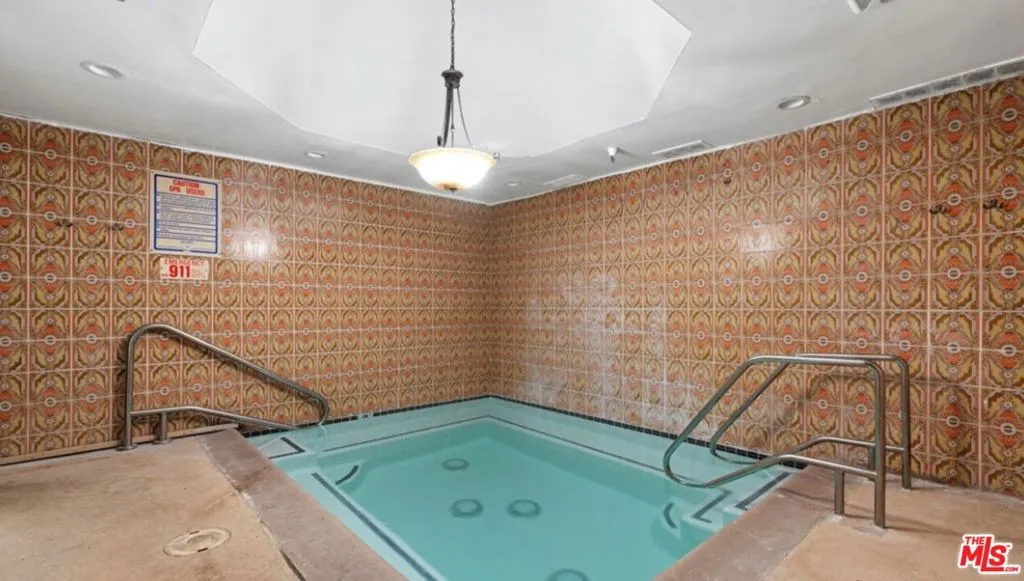 Los Angeles, California 90024, United States, 2 Bedrooms Bedrooms, ,3 BathroomsBathrooms,Residential,Active,120349