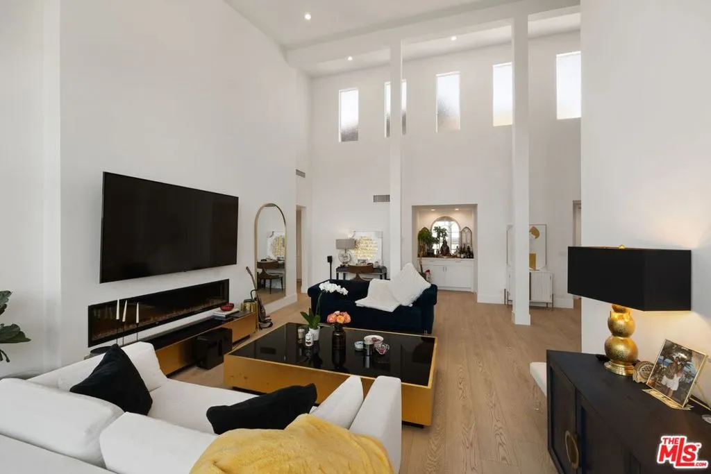 Los Angeles, California 90024, United States, 2 Bedrooms Bedrooms, ,3 BathroomsBathrooms,Residential,Active,120349