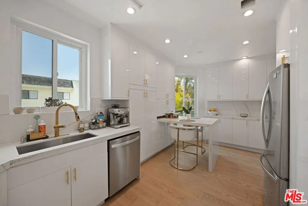 Los Angeles, California 90024, United States, 2 Bedrooms Bedrooms, ,3 BathroomsBathrooms,Residential,Active,120349