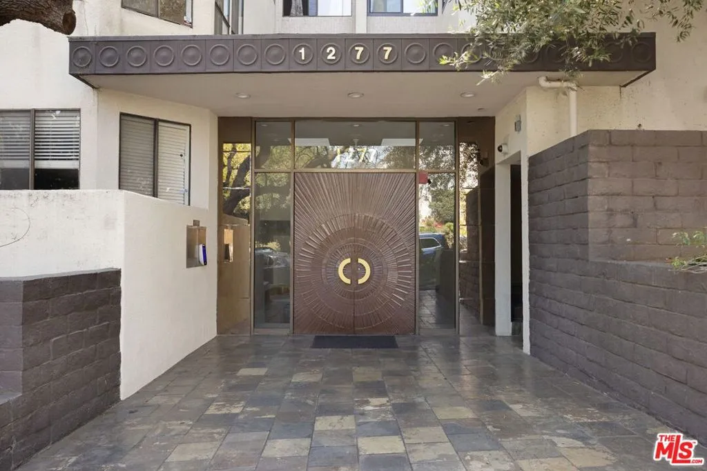 Los Angeles, California 90024, United States, 2 Bedrooms Bedrooms, ,3 BathroomsBathrooms,Residential,Active,120349