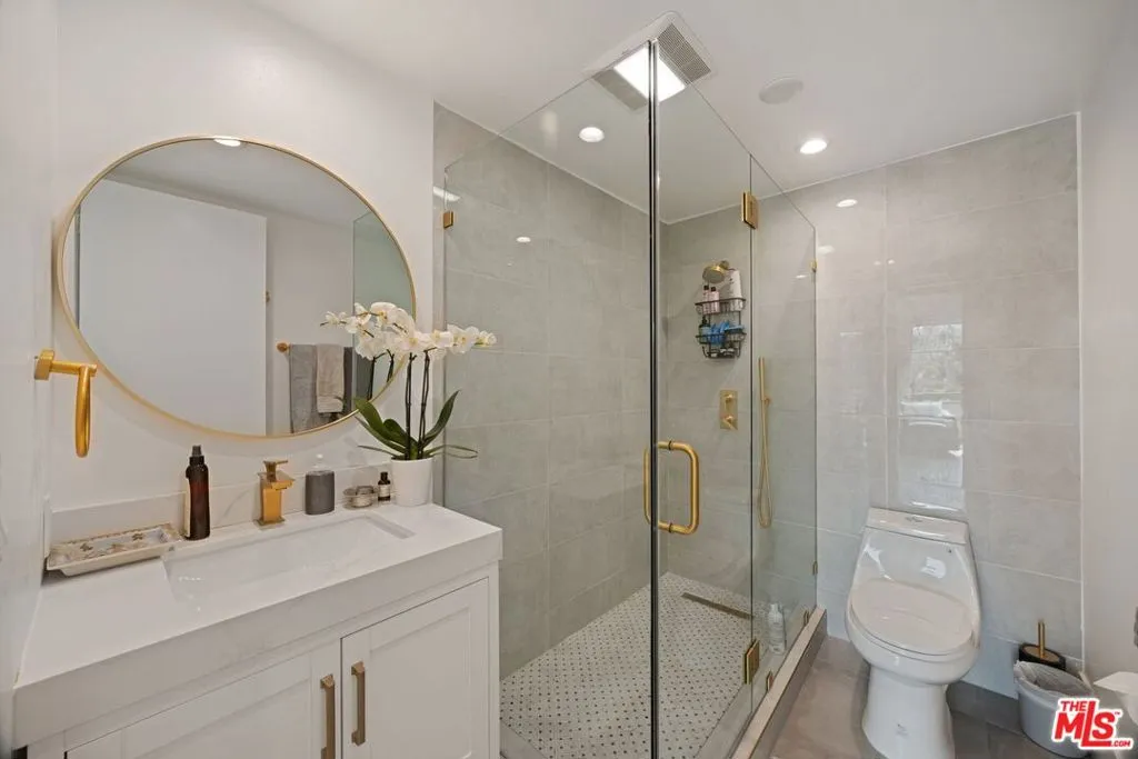 Los Angeles, California 90024, United States, 2 Bedrooms Bedrooms, ,3 BathroomsBathrooms,Residential,Active,120349