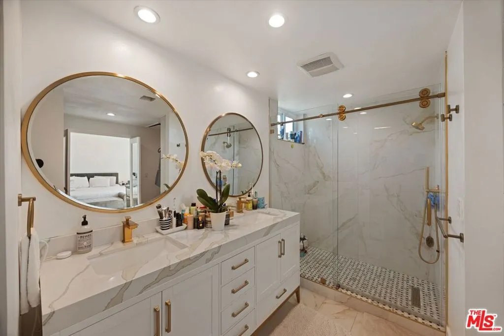 Los Angeles, California 90024, United States, 2 Bedrooms Bedrooms, ,3 BathroomsBathrooms,Residential,Active,120349