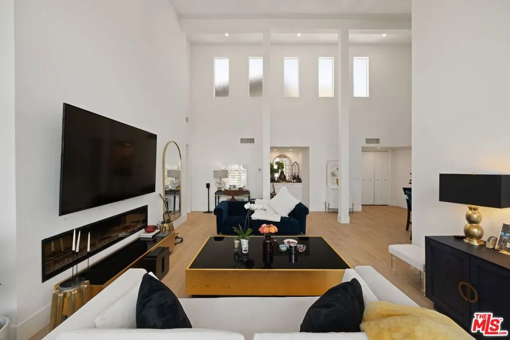 Los Angeles, California 90024, United States, 2 Bedrooms Bedrooms, ,3 BathroomsBathrooms,Residential,Active,120349