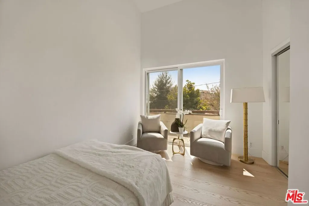 Los Angeles, California 90024, United States, 2 Bedrooms Bedrooms, ,3 BathroomsBathrooms,Residential,Active,120349