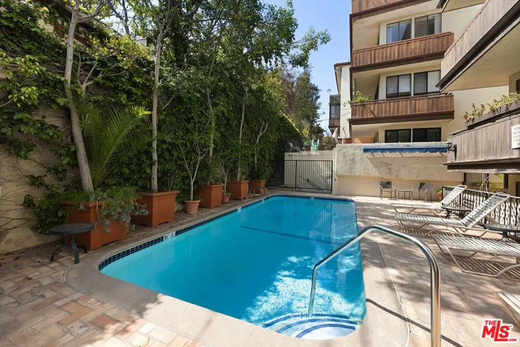 Los Angeles, California 90024, United States, 2 Bedrooms Bedrooms, ,3 BathroomsBathrooms,Residential,Active,120349