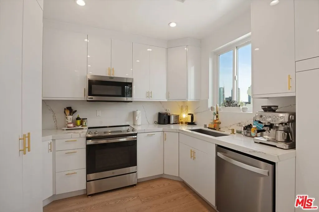 Los Angeles, California 90024, United States, 2 Bedrooms Bedrooms, ,3 BathroomsBathrooms,Residential,Active,120349