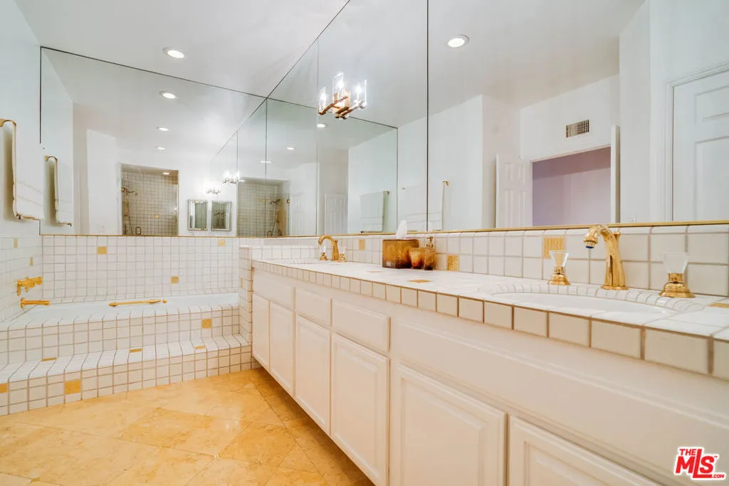 Marina Del Rey, California 90292, United States, 2 Bedrooms Bedrooms, ,2 BathroomsBathrooms,Residential,Active,80146