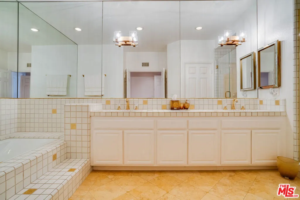 Marina Del Rey, California 90292, United States, 2 Bedrooms Bedrooms, ,2 BathroomsBathrooms,Residential,Active,80146