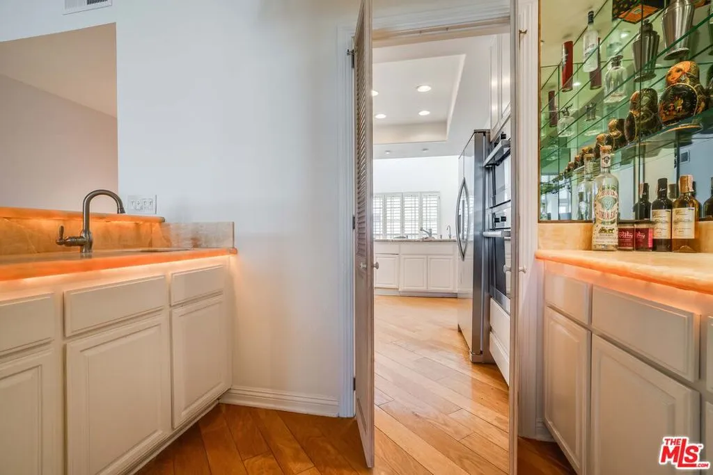 Marina Del Rey, California 90292, United States, 2 Bedrooms Bedrooms, ,2 BathroomsBathrooms,Residential,Active,80146