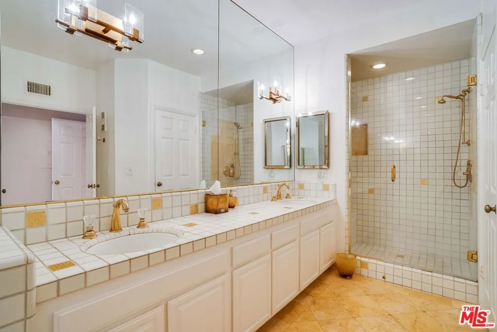 Marina Del Rey, California 90292, United States, 2 Bedrooms Bedrooms, ,2 BathroomsBathrooms,Residential,Active,80146