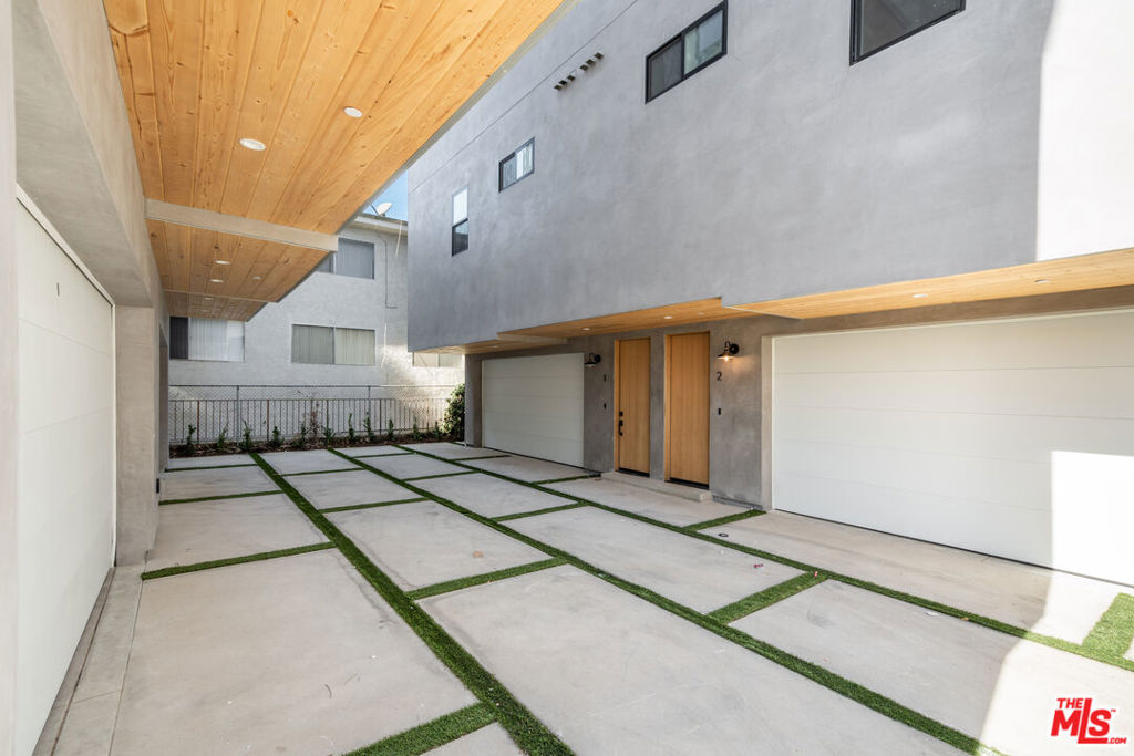 Properties 3 10819 Morrison Street