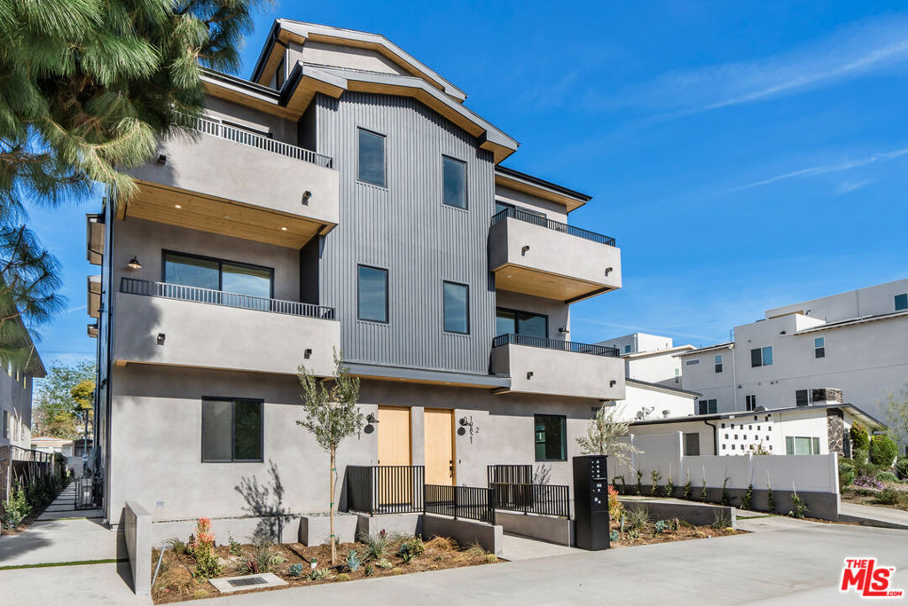 Properties 2 10819 Morrison Street