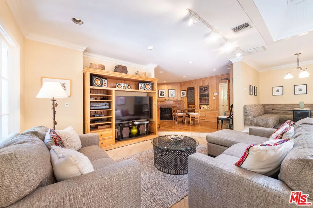 Encino, California 91436, United States, 4 Bedrooms Bedrooms, ,4 BathroomsBathrooms,Residential,Active,137607