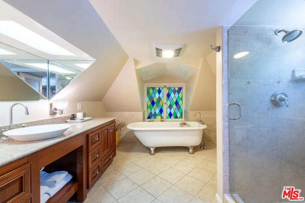 Encino, California 91436, United States, 4 Bedrooms Bedrooms, ,4 BathroomsBathrooms,Residential,Active,137607