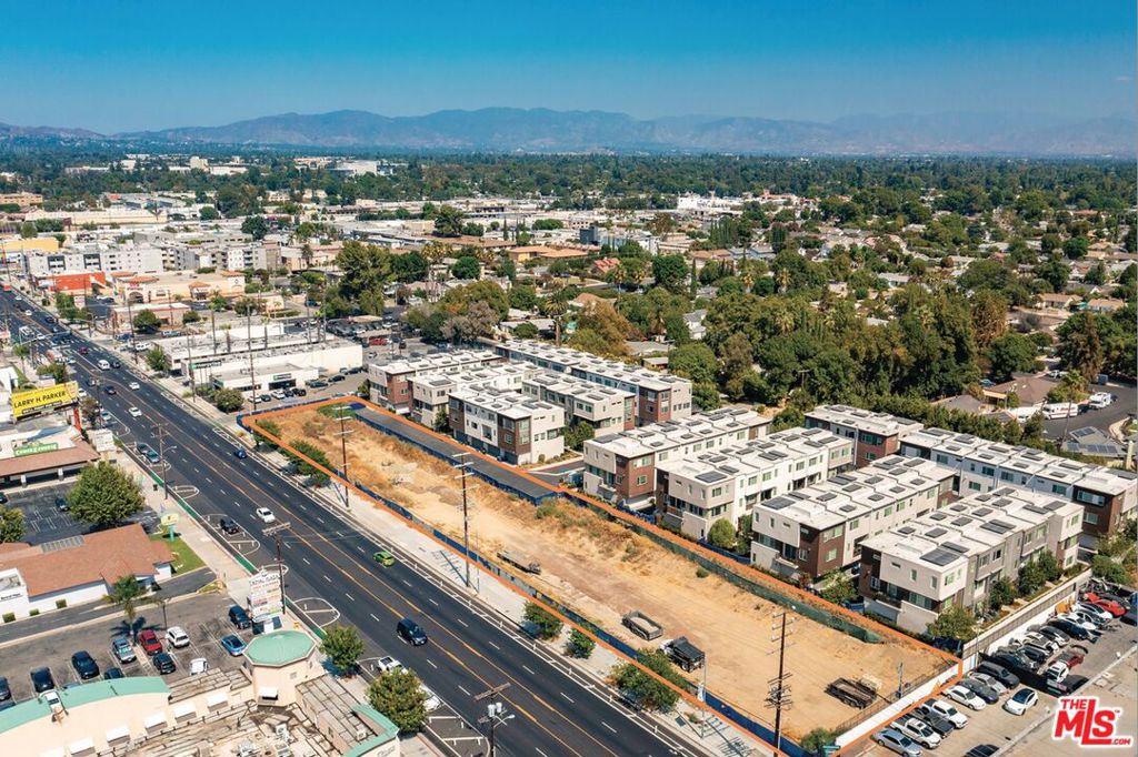 8350 Reseda Boulevard