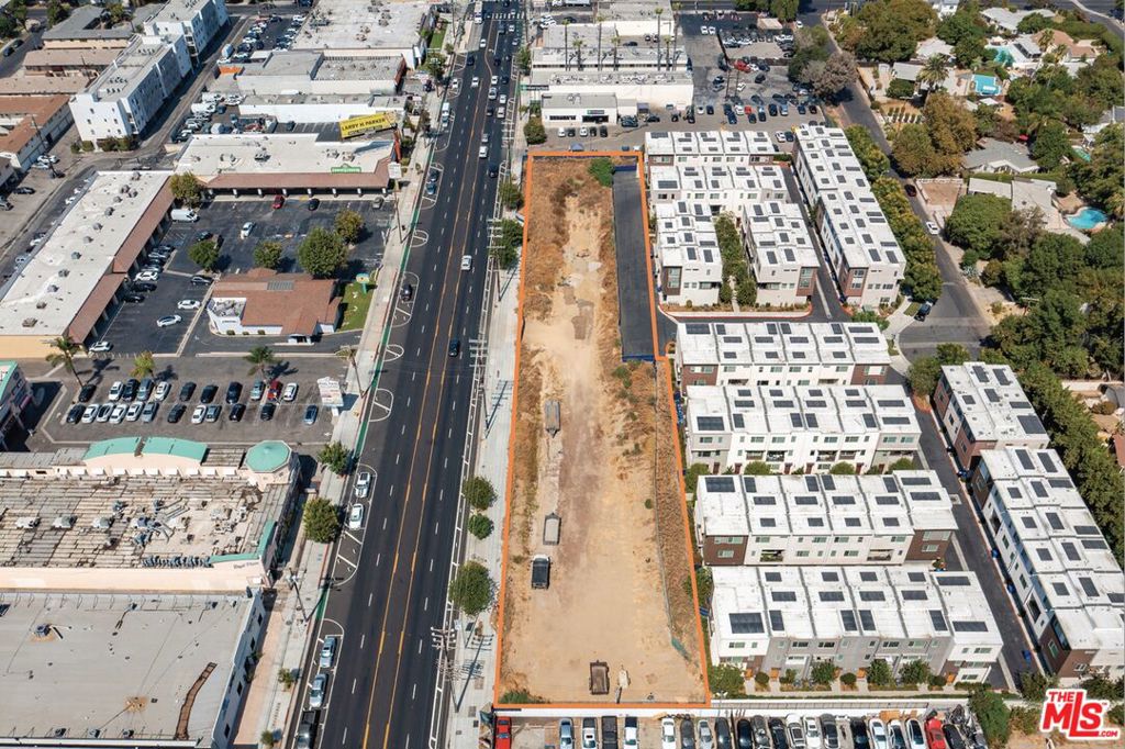 8350 Reseda Boulevard