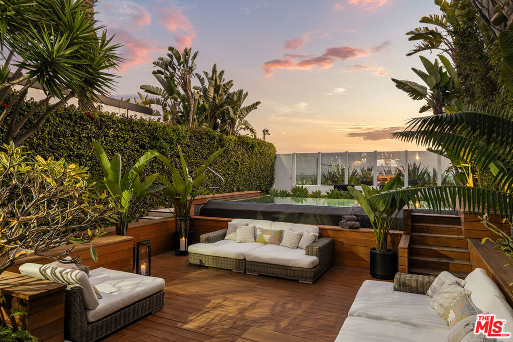 Properties 3 966 Palisades Beach Road