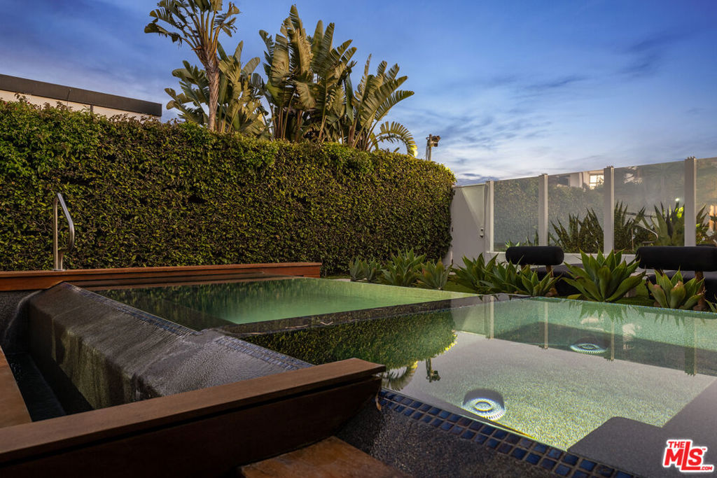 Properties 4 966 Palisades Beach Road
