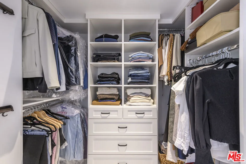 Los Angeles, California 90027, United States, 4 Bedrooms Bedrooms, ,3 BathroomsBathrooms,Residential,Active,116510