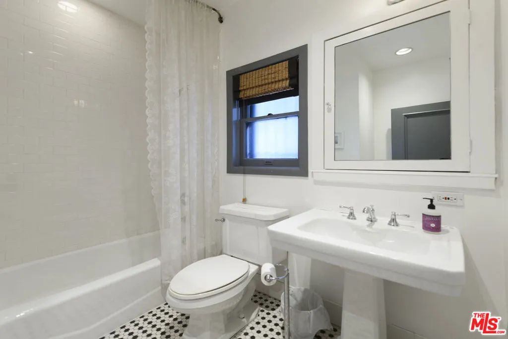 Los Angeles, California 90027, United States, 4 Bedrooms Bedrooms, ,3 BathroomsBathrooms,Residential,Active,116510