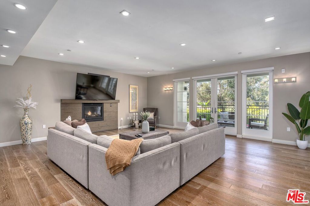 Properties 1 441 S Barrington Avenue 210